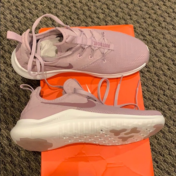 *SOLD* BRAND NEW (IN BOX) NIKE TR8 SNEAKERS - Picture 1 of 4